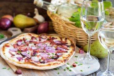 Flammkuchen und Wein in Baden-Baden, kulinarische Nähe zum Elsass